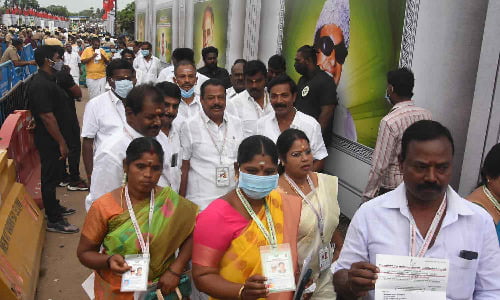 அதிமுகவின் இடைக்கால பொதுச்செயலாளராக எடப்பாடி கே.பழனிசாமி தேர்வு.. - Dhinasari Tamil