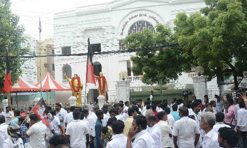 அதிமுக அலுவலக சீல் வழக்கு திங்கள்கிழமைக்கு ஒத்திவைப்பு?.. - Dhinasari Tamil