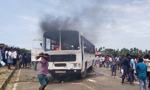 கள்ளக்குறிச்சி அருகே +2 மாணவி சாவு.. தனியார் பள்ளி நிர்வாகத்தின் மீது நடவடிக்கை கோரி போராட்டம் கலவரமாக மாறிய சம்பவம்! - Dhinasari Tamil