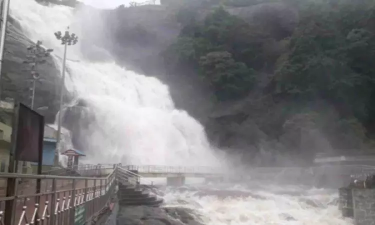 குற்றால அருவிகளில் வெள்ளப் பெருக்கு.. - Dhinasari Tamil