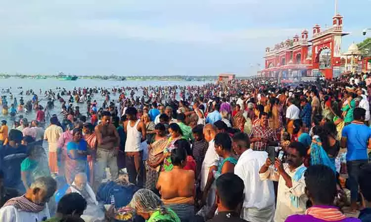 ஆடி அமாவாசையையொட்டி சமுத்திரம் நதிகளில் நீராடி தர்ப்பணம் செய்த பக்தர்கள்.. - Dhinasari Tamil