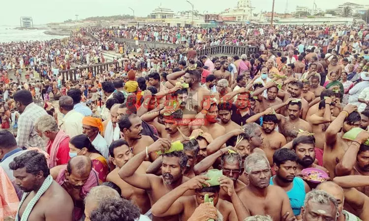 ஆடி அமாவாசையையொட்டி சமுத்திரம் நதிகளில் நீராடி தர்ப்பணம் செய்த பக்தர்கள்.. - Dhinasari Tamil