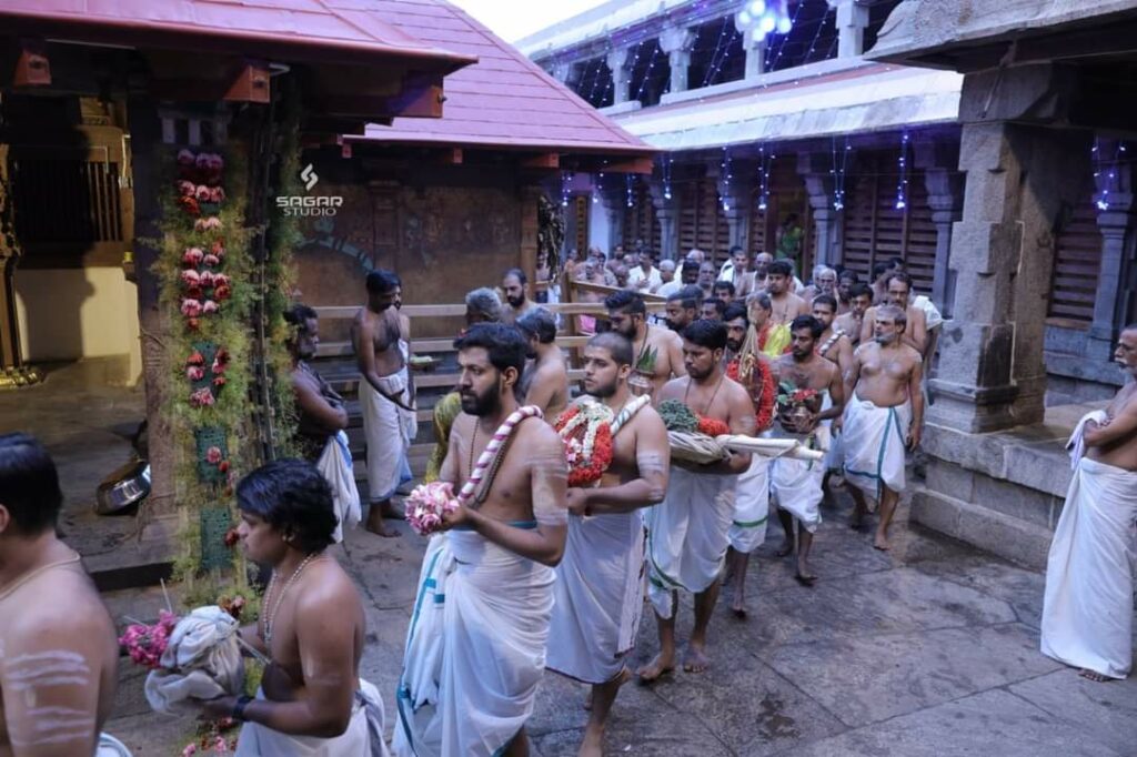 திருவட்டார் ஆதிகேசவ பெருமாள் கோவிலில் 72அடி உயர் கொடிமர பிரதிஷ்டை விழா.. - Dhinasari Tamil