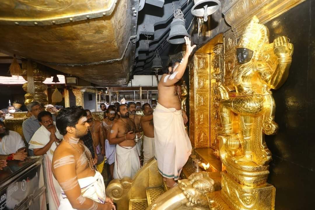 சபரிமலை  கோயில்  ஆடி மாத பூஜைக்காக நடைதிறப்பு..