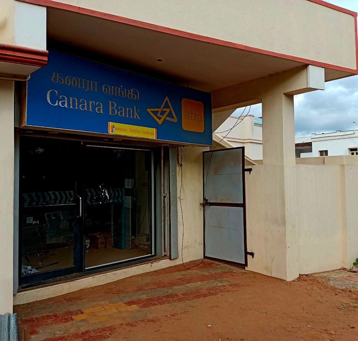 ராஜபாளையத்தில்  ஏடிஎம் மிஷினை உடைத்து கொள்ளை முயற்சி..