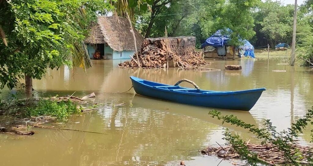 கொள்ளிடம் ஆற்றில் வந்த வெள்ளம் வீடுகளில் புகுந்தது... - Dhinasari Tamil