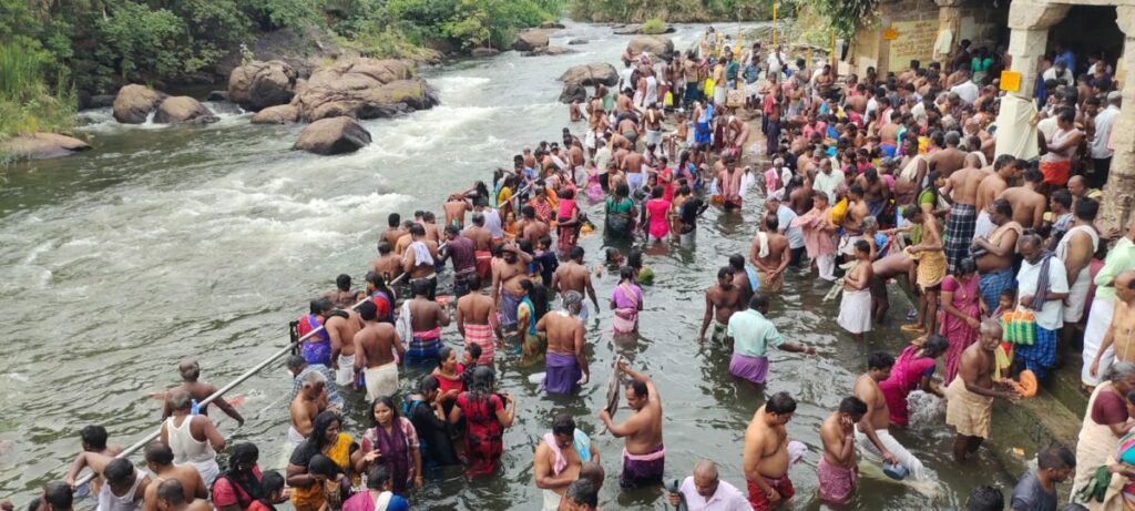 ஆடி அமாவாசை- பாபநாசம் வேதாரண்யம், கொடுமுடி காவிரியில் பக்தர்கள் நீராடல்.. - Dhinasari Tamil