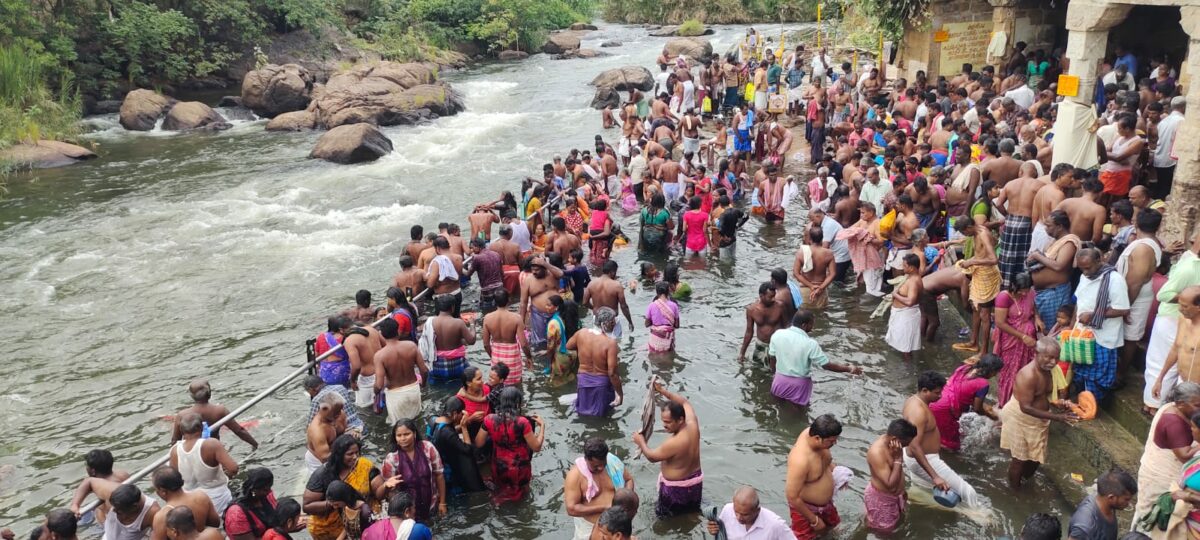 ஆடி அமாவாசை- பாபநாசம் வேதாரண்யம், கொடுமுடி காவிரியில் பக்தர்கள் நீராடல்..