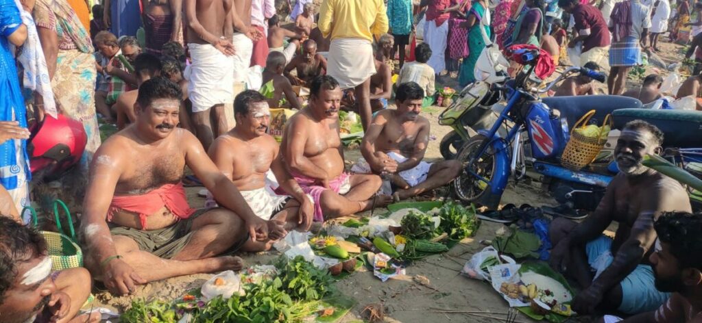 ஆடி அமாவாசை- பாபநாசம் வேதாரண்யம், கொடுமுடி காவிரியில் பக்தர்கள் நீராடல்.. - Dhinasari Tamil