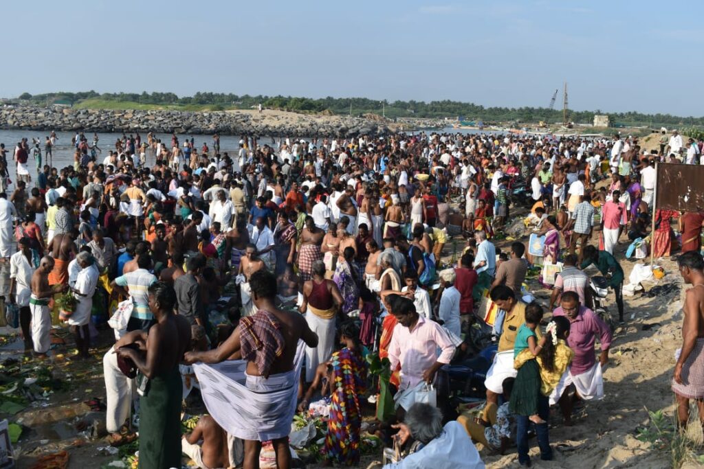 ஆடி அமாவாசை- பாபநாசம் வேதாரண்யம், கொடுமுடி காவிரியில் பக்தர்கள் நீராடல்.. - Dhinasari Tamil