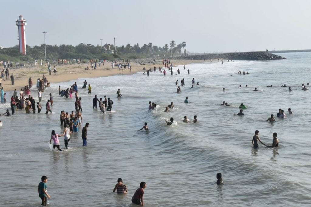 ஆடி அமாவாசை- பாபநாசம் வேதாரண்யம், கொடுமுடி காவிரியில் பக்தர்கள் நீராடல்.. - Dhinasari Tamil