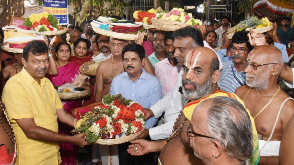 ஸ்ரீரங்கம் கோயில் பகுமானங்கள் ஆண்டாள் கோயிலில் சமர்ப்பணம் - Dhinasari Tamil