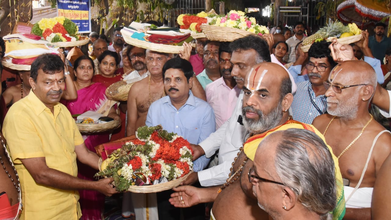 ஸ்ரீரங்கம் கோயில் பகுமானங்கள்  ஆண்டாள் கோயிலில் சமர்ப்பணம்