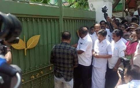 அ.தி.மு.க. தலைமை அலுவலகத்தில் திருடு போனது என்னென்ன?சி.வி.சண்முகம் பேட்டி.. - Dhinasari Tamil