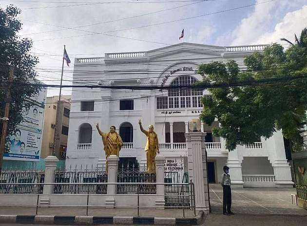 தலைமை நீதிபதி ஒப்புதல் பின்பே ஓபிஎஸ், இபிஎஸ் மனுக்கள் விசாரிக்க உயர் நீதிமன்றம் முடிவு.. - Dhinasari Tamil
