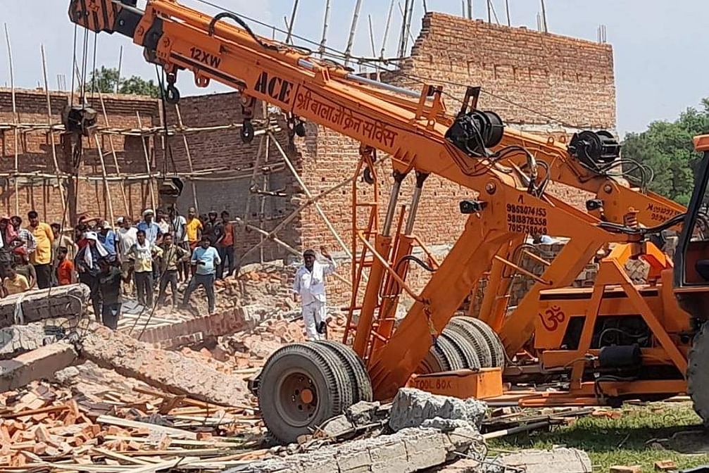 டெல்லியில்  கட்டுமான  இடிபாடுகளில் சிக்கி ஐவர் பலி..