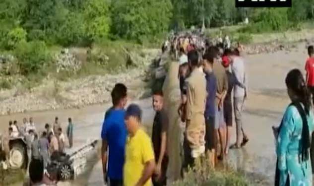 உத்தராகண்ட்-வெள்ளத்தில் மூழ்கிய கார்-9பேர்பலி..