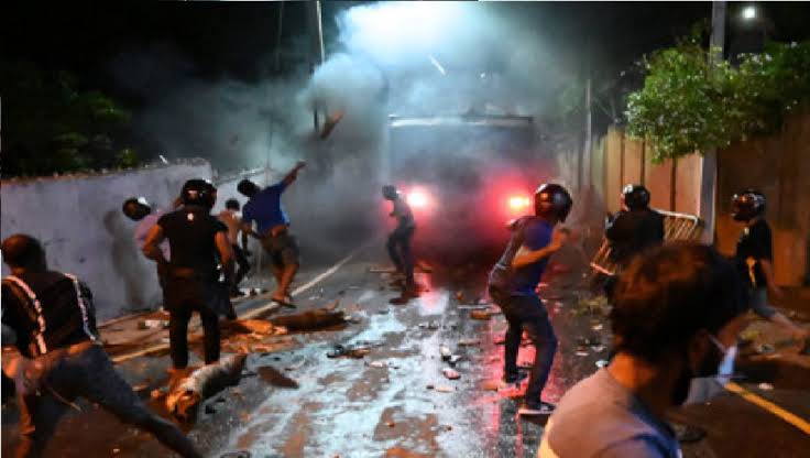 இலங்கையில் பொருளாதார நெருக்கடியால் வலுக்கும் போராட்டம்..