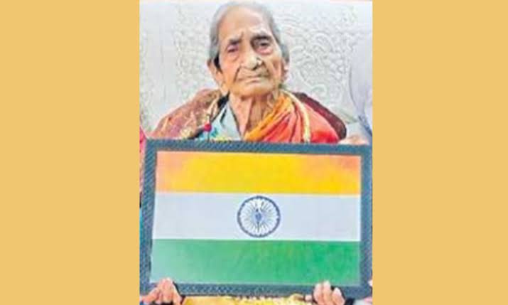 தேசிய கொடியை உருவாக்கி டெல்லிக்கு அனுப்பிய கண்டசாலா சீதா மகாலட்சுமி மரணம்..