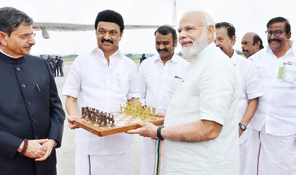 வழியனுப்பு நிகழ்வில் பிரதமர் மோடிக்கு செஸ் போர்டை நினைவுப் பரிசாக வழங்கிய முதல்வர் ஸ்டாலின் - Dhinasari Tamil