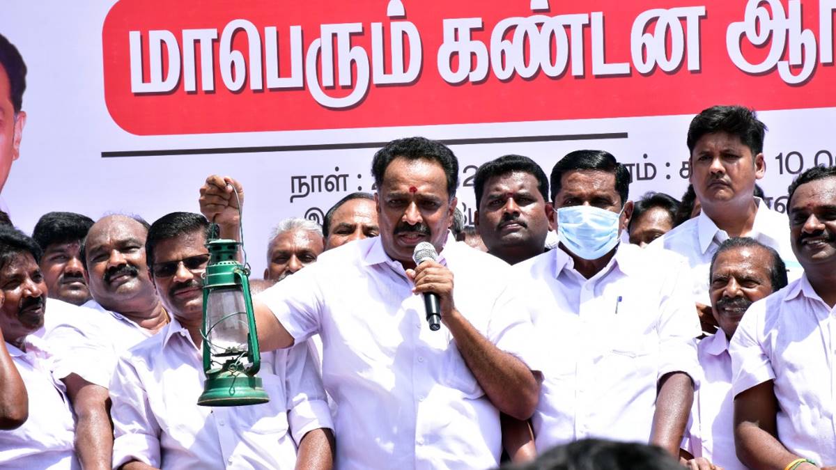 கொள்ளை அடிப்பதற்காகத் தான் மின் கட்டண உயர்வு: கரூரில் விஜய பாஸ்கர் ஆவேசம்!