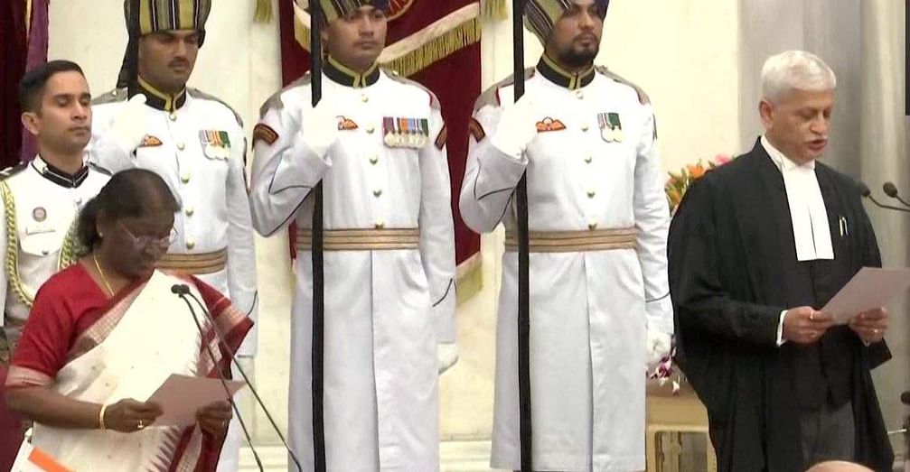 உச்சநீதிமன்ற தலைமை நீதிபதியாக யு.யு.லலித் பதவியேற்பு..