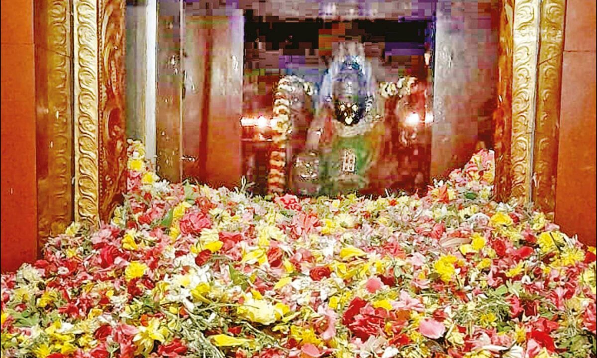 புன்னைநல்லூர் மாரியம்மனுக்கு 20-வகையான 5 டன் பூக்களால் அபிஷேகம் ..