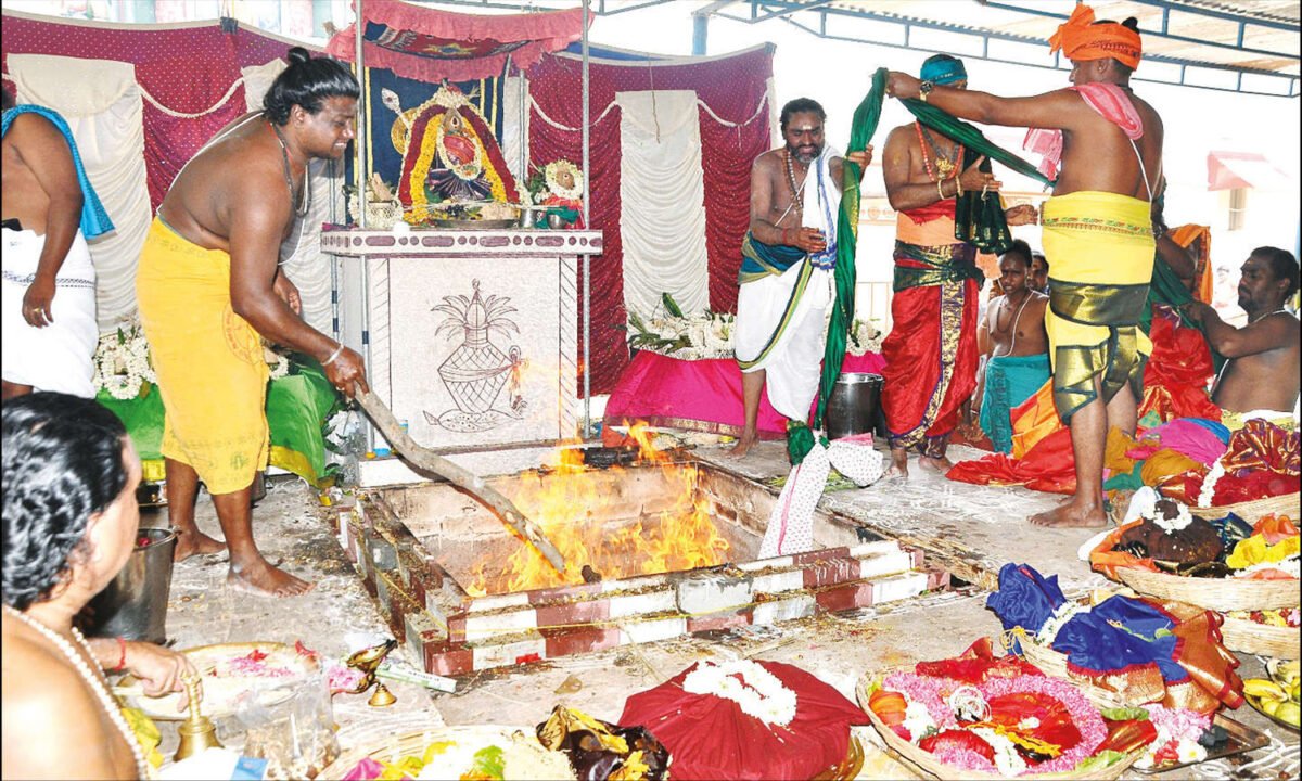 பழனி பெரியநாயகி அம்மனுக்கு தங்கக்கவச அலங்காரம் ..