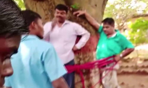 குறைந்த மார்க் வழங்கிய  ஆசிரியர்களை  மரத்தில் கட்டி வைத்து தாக்கிய  மாணவர்கள்..
