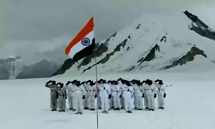 சியாச்சின் பனிமலையில்  தேசிய கொடி ஏற்றிய இந்திய ராணுவ வீரர்கள்..