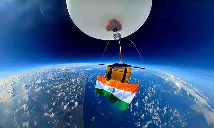 1 லட்சத்து 6 ஆயிரம் அடி உயரத்தில்  பறந்த தேசிய கொடி..