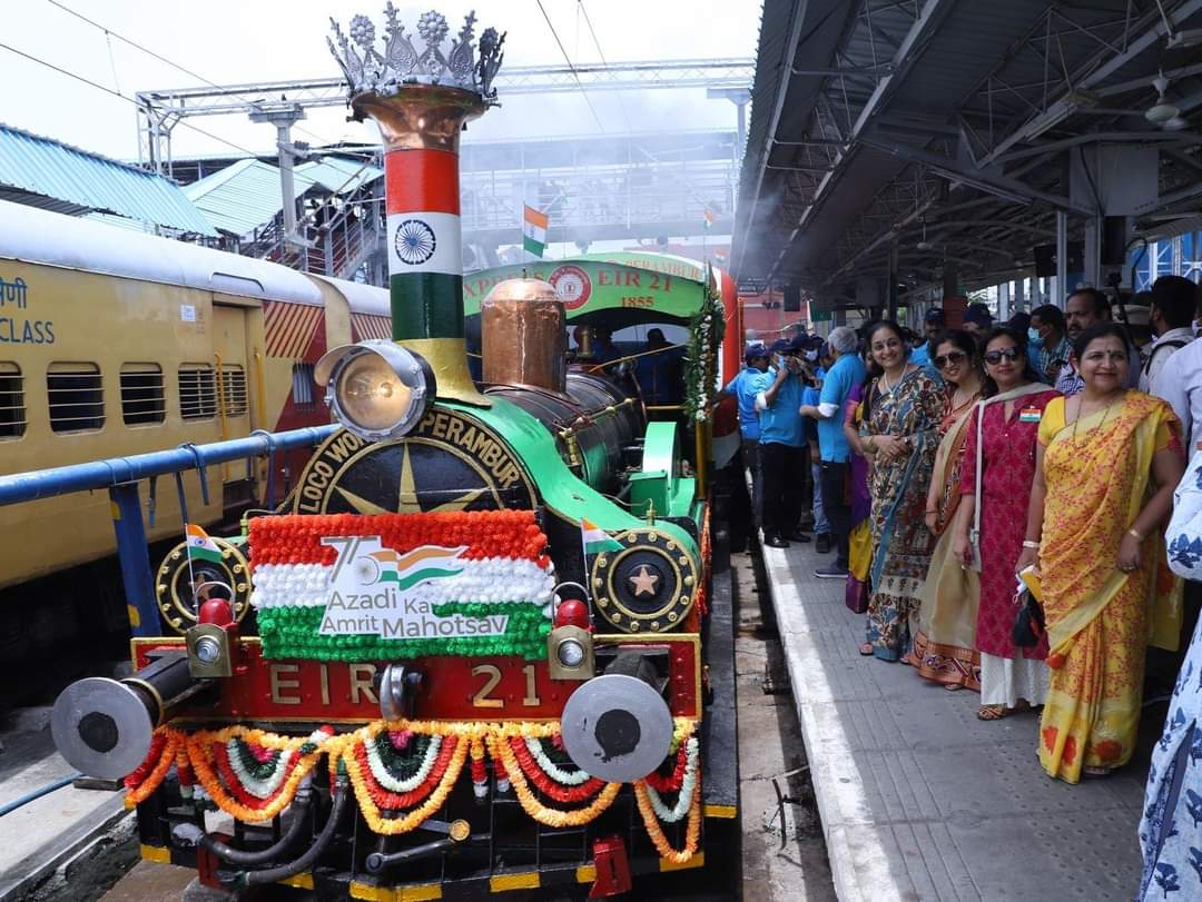 எழும்பூர் ரெயில் நிலையத்தில் இறங்கிய பழமையான நீராவி ரெயில் என்ஜின்..