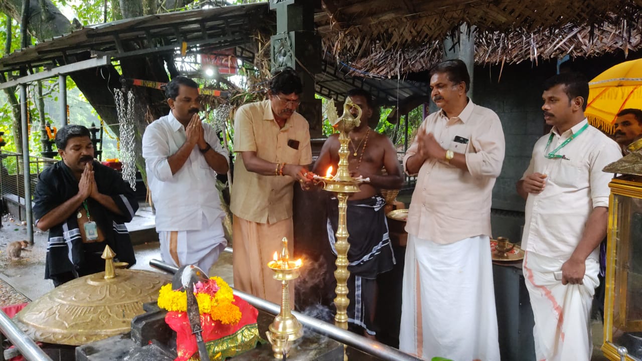 ராஜபாளையம் ஐயப்ப பக்தர்கள் சங்கம் சார்பில் கேரளாவில் நாளை நடைபெறும் நிரைபுத்தரிசி பூஜைக்காக நெற்கதிர்கள் வழங்கப்பட்டது…