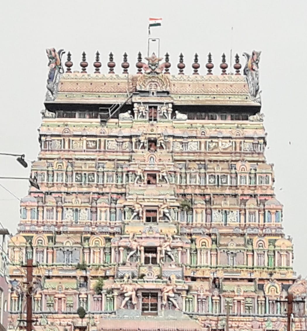 சிதம்பரம் நடராஜர் கோயில் கிழக்கு கோபுரத்தில் பறந்த தேசிய கொடி..