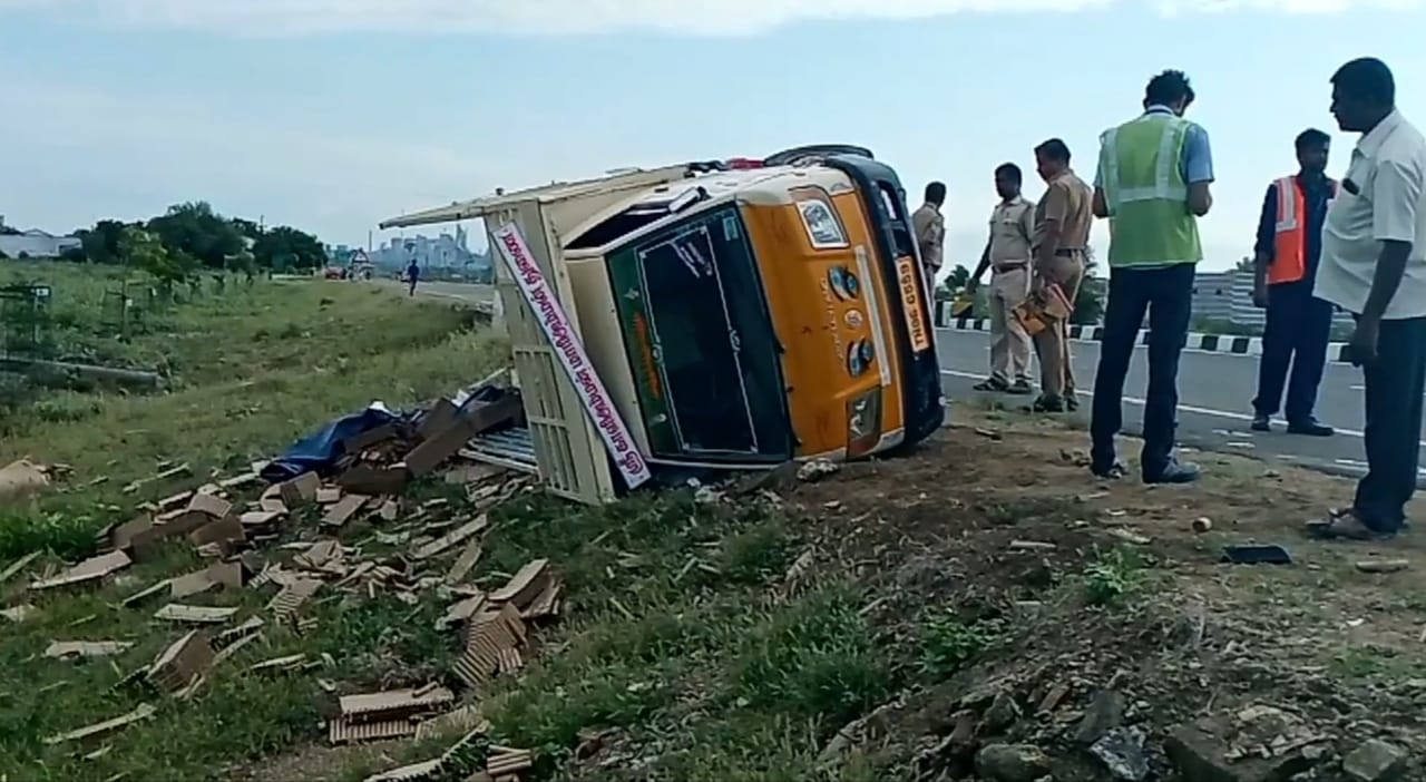 பட்டாசு தொழிலாளர்களை ஏற்றி வந்த  வாகனம் கவிழ்ந்து விபத்து..