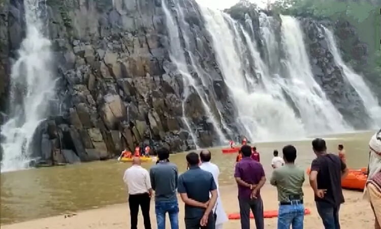 சத்தீஷ்காரில் நீர்வீழ்ச்சியில் குளிக்க சென்ற 6 பேர் நீரில் மூழ்கி பலி..