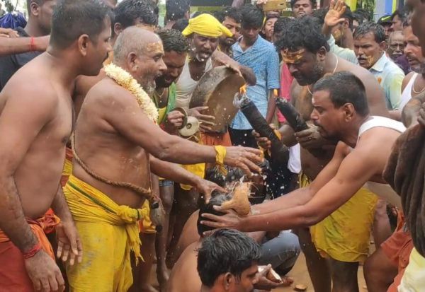 கோயில் விழாவில் தலையில் தேங்காய் உடைத்து வழிபாடு.. - Dhinasari Tamil