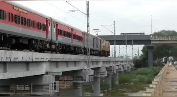 மதுரையில் பொதிகை ரயில் இன்ஜின் தடம் புரண்டது..