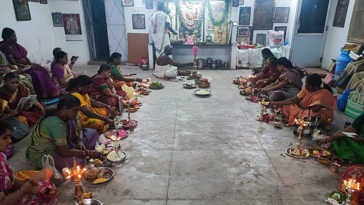 கரூரில் ஆடி கடைசி வெள்ளி விளக்கு பூஜை!