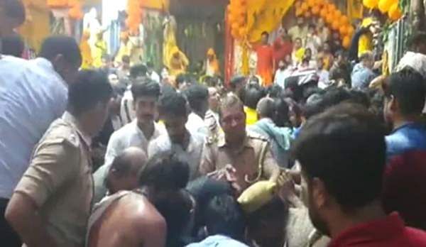 மதுரா கிருஷ்ணன் கோயிலில் கூட்டநெரிசலில் சிக்கி இருவர் பலி..