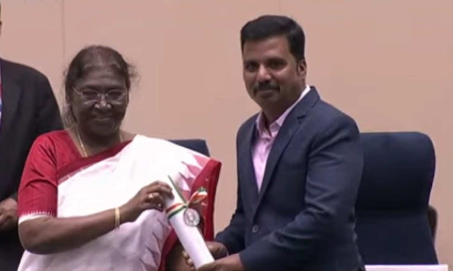 45ஆசிரியர்களுக்கு தேசிய நல்லாசிரியர் விருதை வழங்கிய ஜனாதிபதி ..