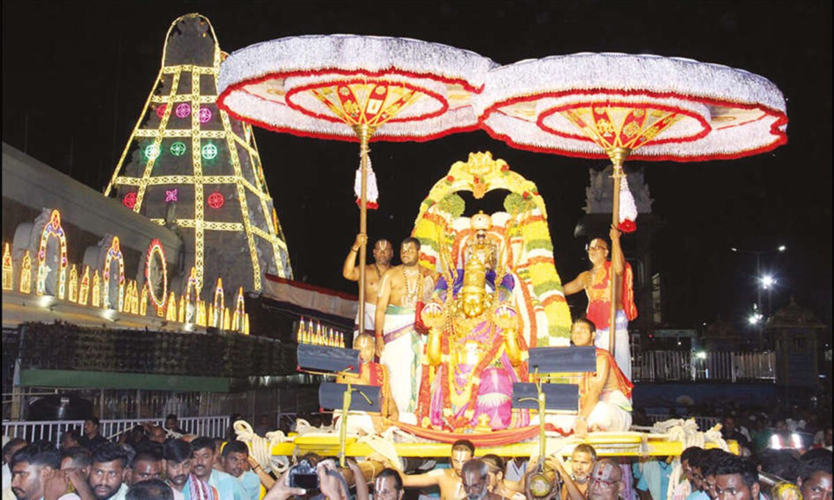 திருமலையில்  நடந்த பௌர்ணமி கருட சேவை..