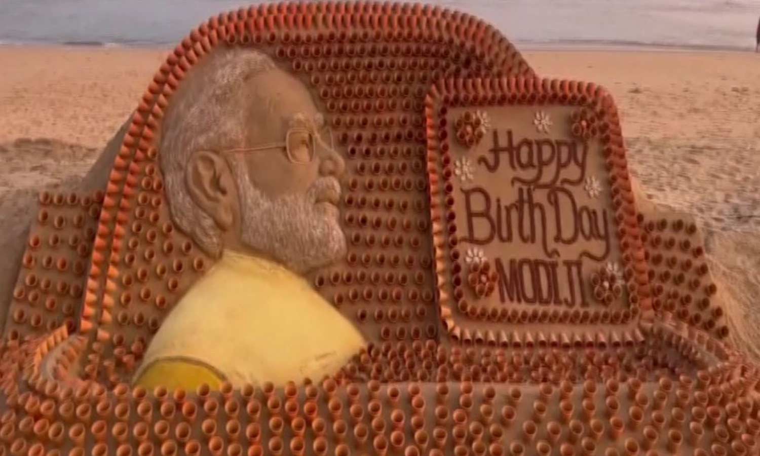பிரதமர் மோடி 72வது பிறந்தநாள் பூரி கடற்கரையில் 1,213 மண் தேநீர் கோப்பைகளில்  மணல் சிற்பம் .‌‌.