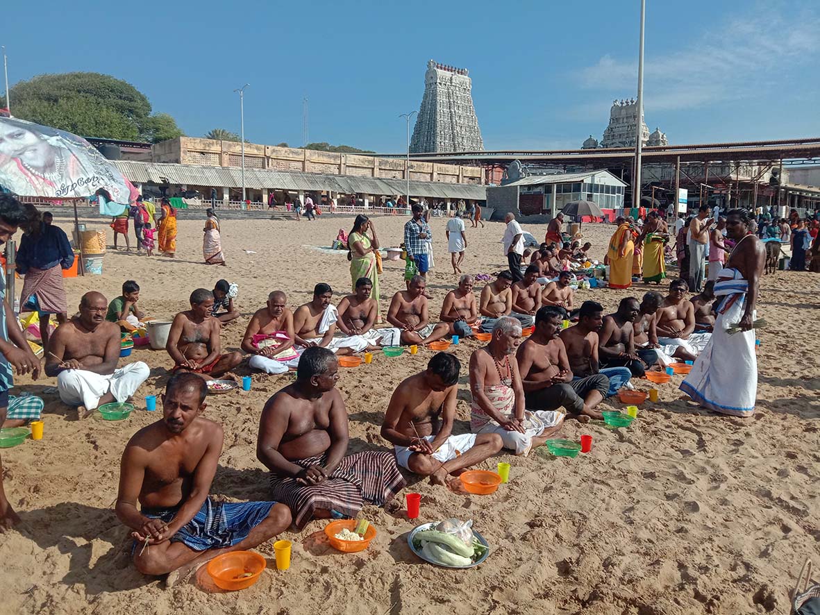 மகாளய அமாவாசை: திருச்செந்தூர் கடற்கரையில் தர்ப்பணம் கொடுக்க திரண்ட பக்தர்கள்..
