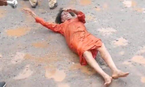 உடுப்பி சாலைகளில் எங்கும் பள்ளம் குழி உருண்டு போராடிய நித்யானந்தா..