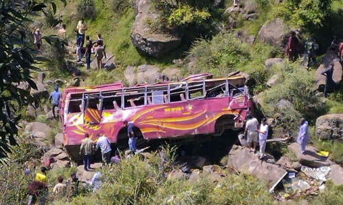 ஜம்மு காஷ்மீர்  பள்ளத்தாக்கில்  பேருந்து  விழுந்து விபத்து 5 பேர் பலி..