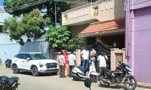 திருப்பூர்- மில் உரிமையாளர் வீட்டில் பெட்ரோல் குண்டுவீசிய மர்ம நபர்கள்..
