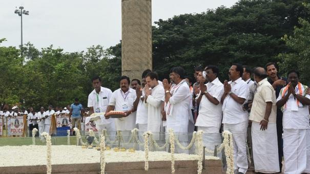 ஸ்ரீபெரும்புதூரில்  ராஜீவ்காந்தி நினைவிடத்தில் ராகுல் மலர் தூவி மரியாதை அஞ்சலி..