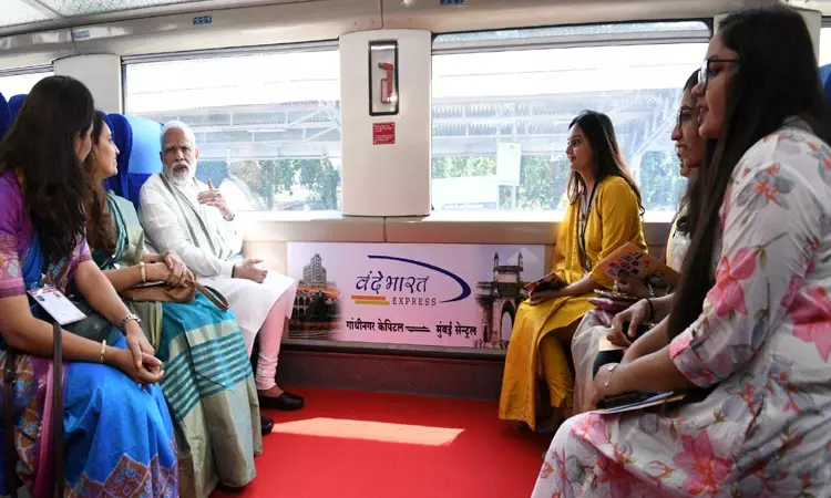 காந்திநகர்-மும்பை இடையே வந்தே பாரத் ரயில் சேவையை துவக்கிய மோடி.. 2 - Dhinasari Tamil 904010 586 - Dhinasari Tamil