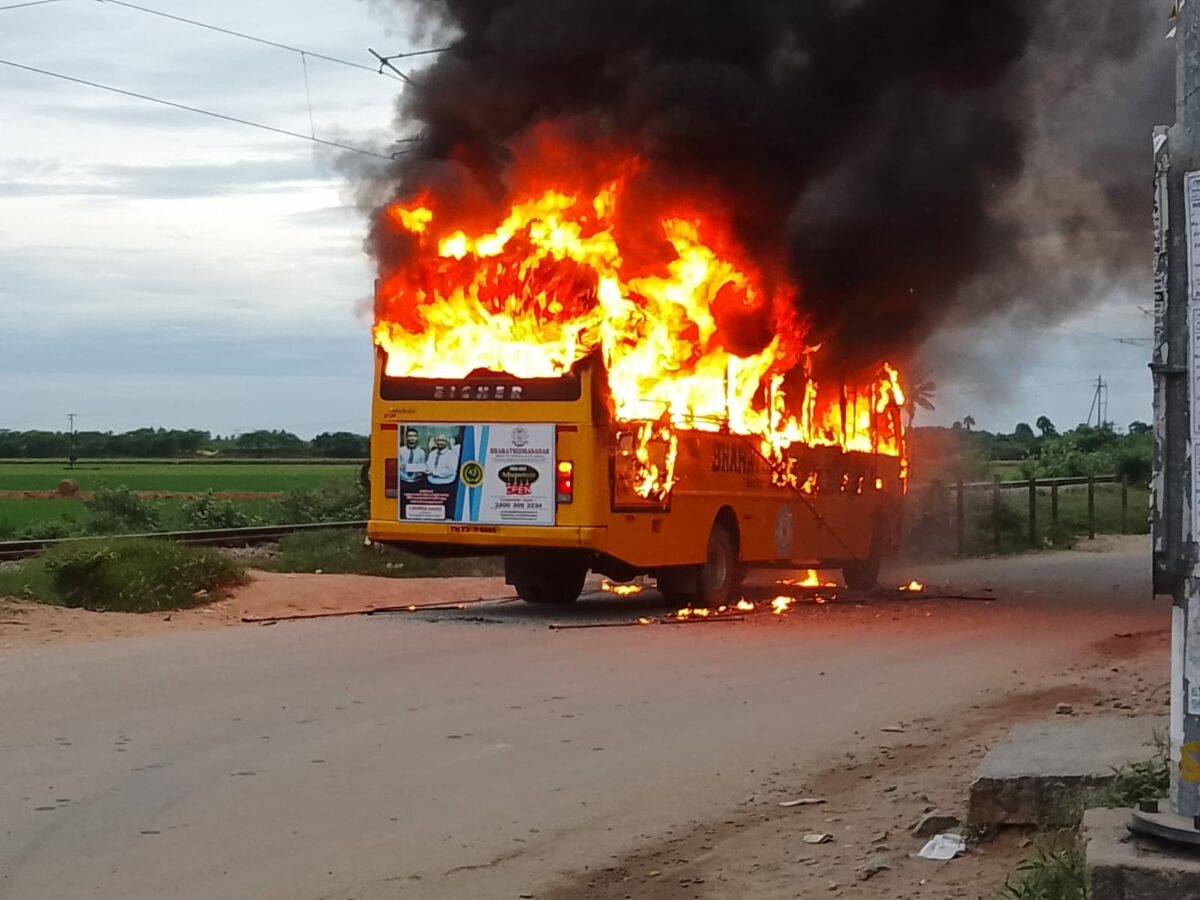 அரக்கோணம் அருகே எரிந்த பள்ளி பேருந்து.  உயிர் தப்பிய மாணவிகள்..